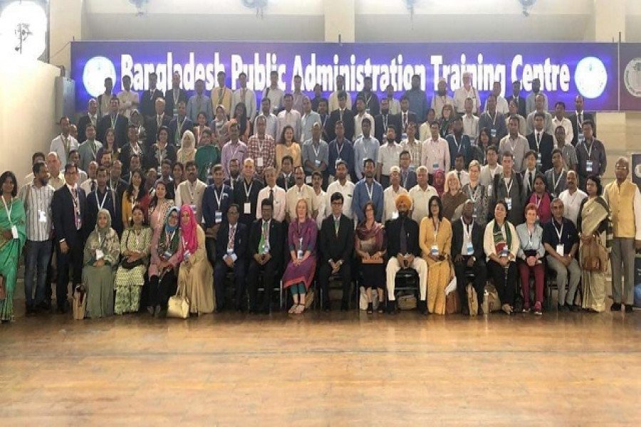 ফটোসেশনে সম্মেলনে অংশগ্রহণকারীরা