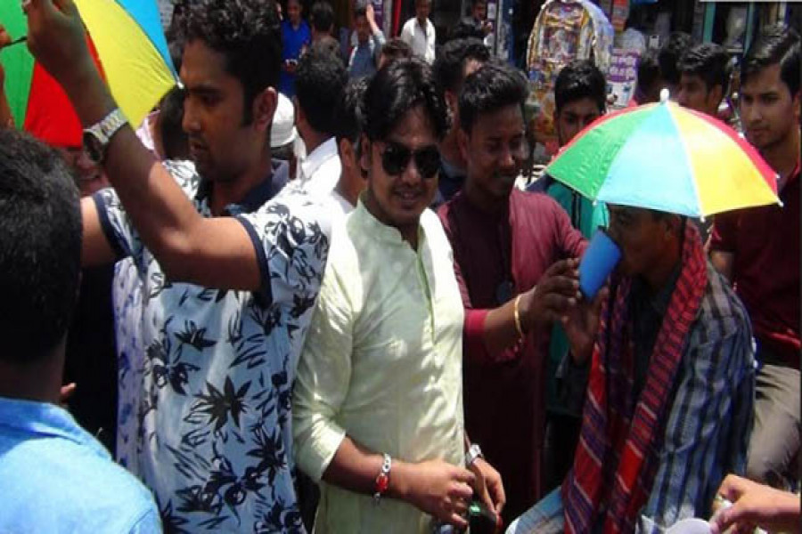 শ্রমিকদের মাঝে ছাত্রলীগের ছাতা, গামছা ও শরবত বিতরণ