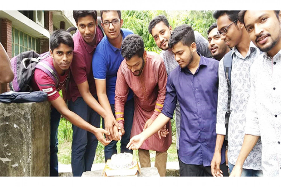 কেক কেটে উদযাপন করছেন সংগঠনটির নেতা-কর্মীরা