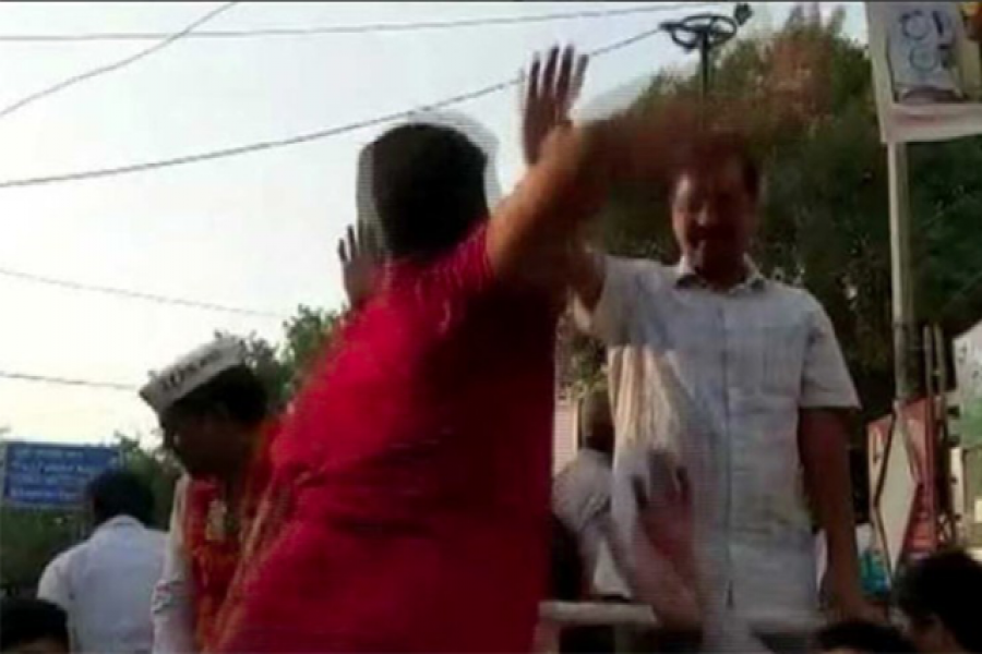 ভোট চাইতে রাস্তায় বেরিয়ে সপাটে চড় খেলেন মূখ্যমন্ত্রী! (ভিডিও)