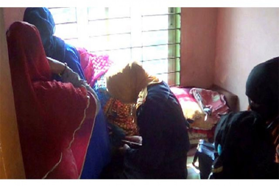 আবাসিক হোটেলে আটক তরুণীরা