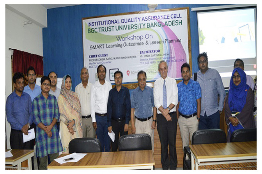 কর্মশালায় অংশগ্রহণকারী শিক্ষকদের সাথে রিসোর্স পার্সন এ কে খান সেন্টার ফর এক্সেলেন্সের প্রফেশনাল ডেভলাপমেন্টের ডিরেক্টর ড. মার্ক বারথলমিউ