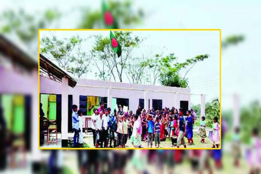 ২৪ দিন ধরে খোলা আকাশের নিচে ক্লাস করছে শিশু শিক্ষার্থীরা