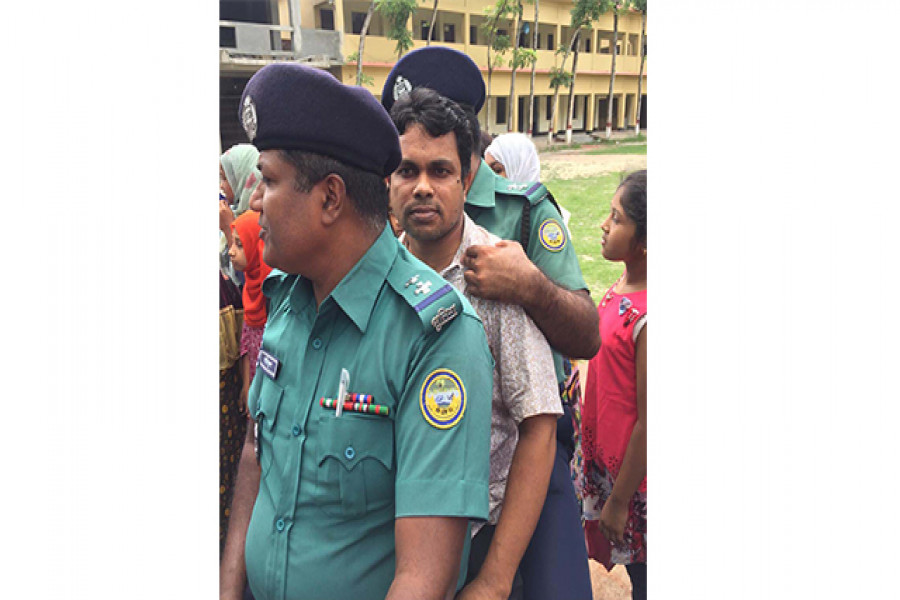 স্কুল ছাত্রীদের সাথে অশালীন আচরণ, শিক্ষক আটক