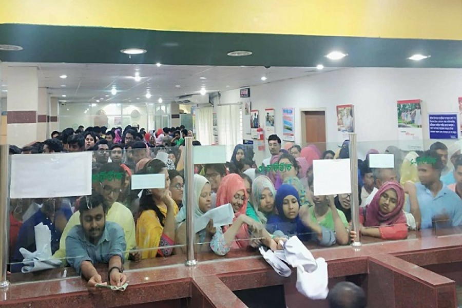 ভোগান্তিতে শিক্ষার্থীদের ফরমফিলাপ কার্যক্রম চলছে