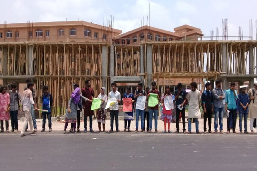 কৃষিপণ্যে ন্যায্যমূল্য ফিরিয়ে দিতে ববি শিক্ষার্থীদের মানববন্ধন