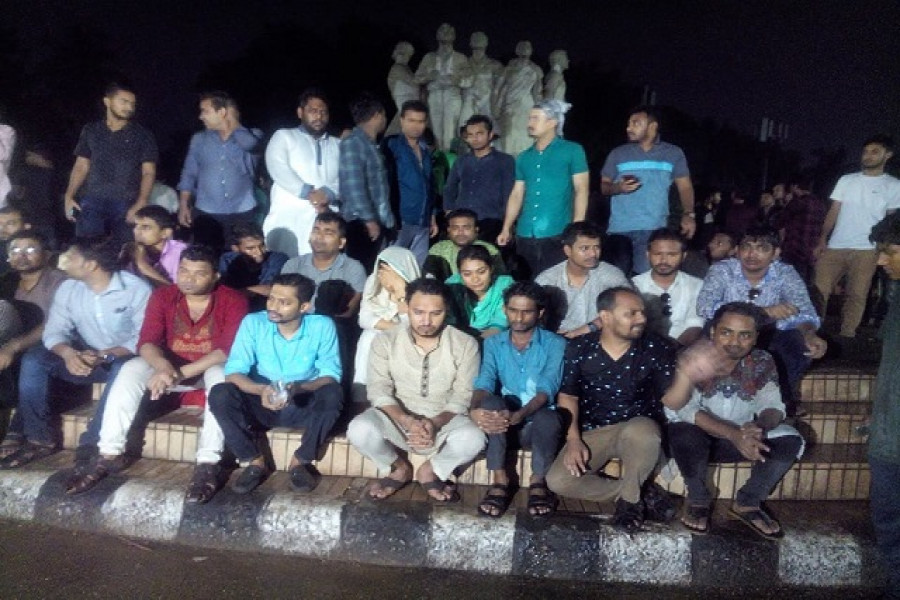 ঢাকা বিশ্ববিদ্যালয়ের সন্ত্রাসবিরোধী রাজু ভাস্কর্যের পাদদেশে ছাত্রলীগের পদবঞ্চিত এবং প্রত্যাশিত পদ না পাওয়াদের অনশন। 