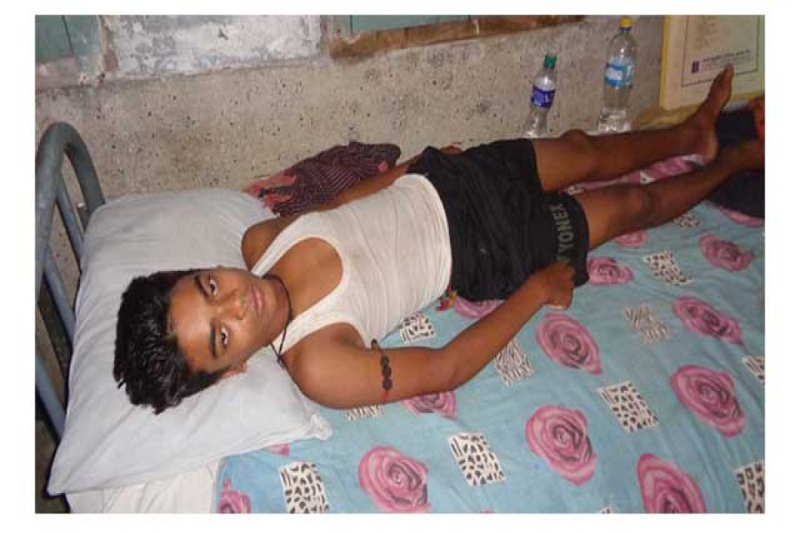 পাষণ্ড শিক্ষকের নির্যাতনে মেধাবী ছাত্র হাসপাতালে