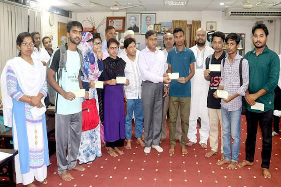 বশেমুরবিপ্রবি’র ৯ শিক্ষার্থীকে আড়াই লাখ টাকা অনুদান