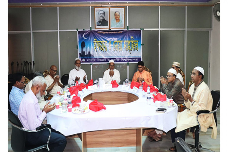 ইফতার মাহফিলের দোয়া অনুষ্ঠানে বিশ্ববিদ্যালয়ের উপাচার্য ও অন্যান্য নেতৃবৃন্দ