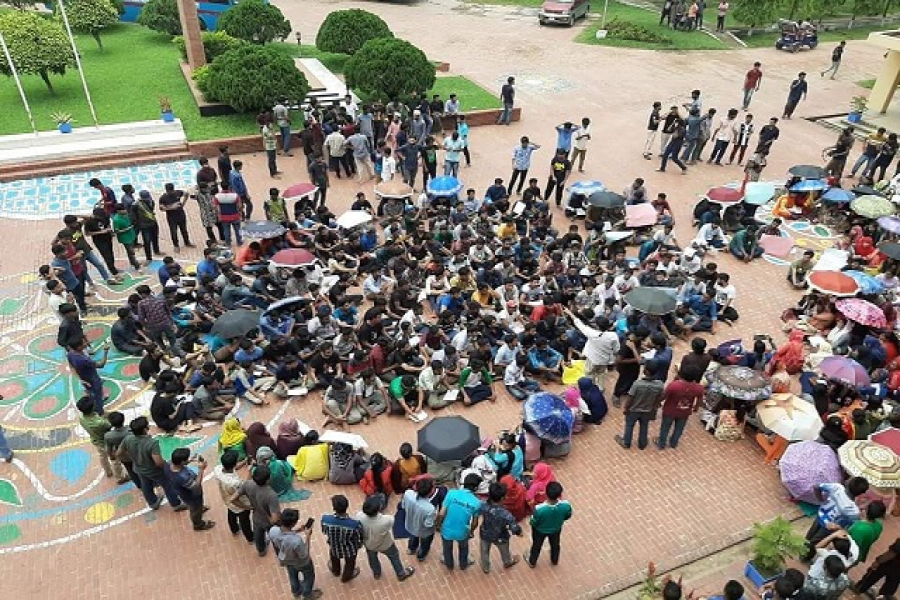 দাবি আদায়ে আন্দোলনে বশেমুরকৃবির শিক্ষার্থীরা