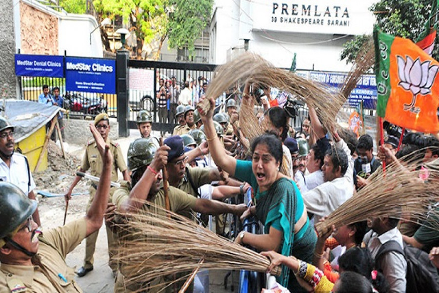 পশ্চিমবঙ্গে নির্বাচনী সহিংসতা: নারীদের শ্লীলতাহানি, গুলি 