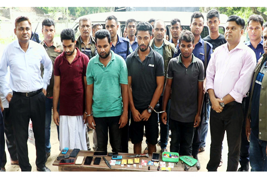 প্রাথমিকের নিয়োগ পরীক্ষায় অত্যাধুনিক ডিভাইসসহ আটক ৮