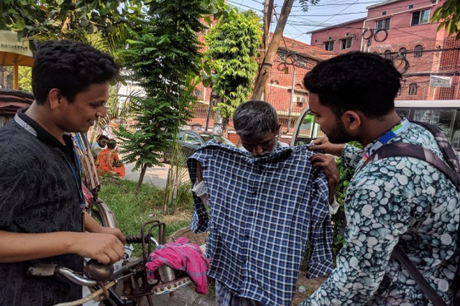 দুঃখীর পাশে ছাত্ররা, তিন বছর পর নতুন পোশাক পরবে আকবর (ভিডিও)