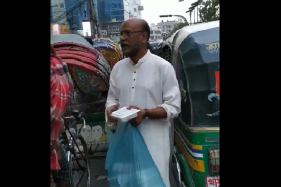 যানজটে আটকে সন্ধ্যা, হঠাৎ ইফতার বিতরণে লোকটি (ভিডিও)