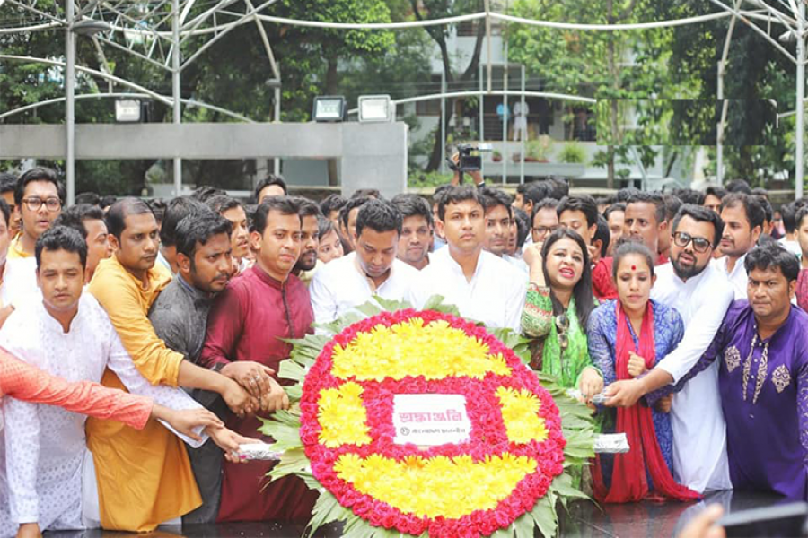 আন্দোলনের মধ্যেই বঙ্গবন্ধুর প্রতিকৃতিতে শ্রদ্ধা নিবেদন ছাত্রলীগের