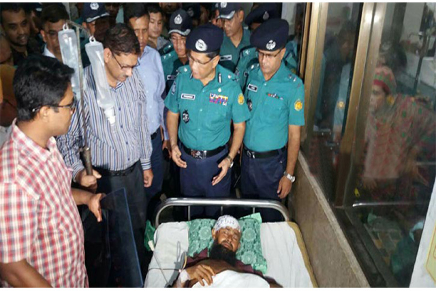 ককটেলটি আগে থেকেই পুলিশ ভ্যানের পেছনে রাখা ছিল