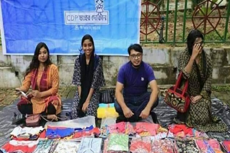 দোকানে বিশ্ববিদ্যালয়ের ছাত্ররা