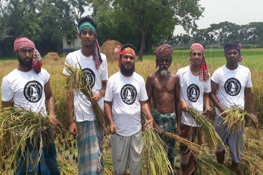 কৃষকের সাথে সংগঠনটি নেতৃবৃন্দ