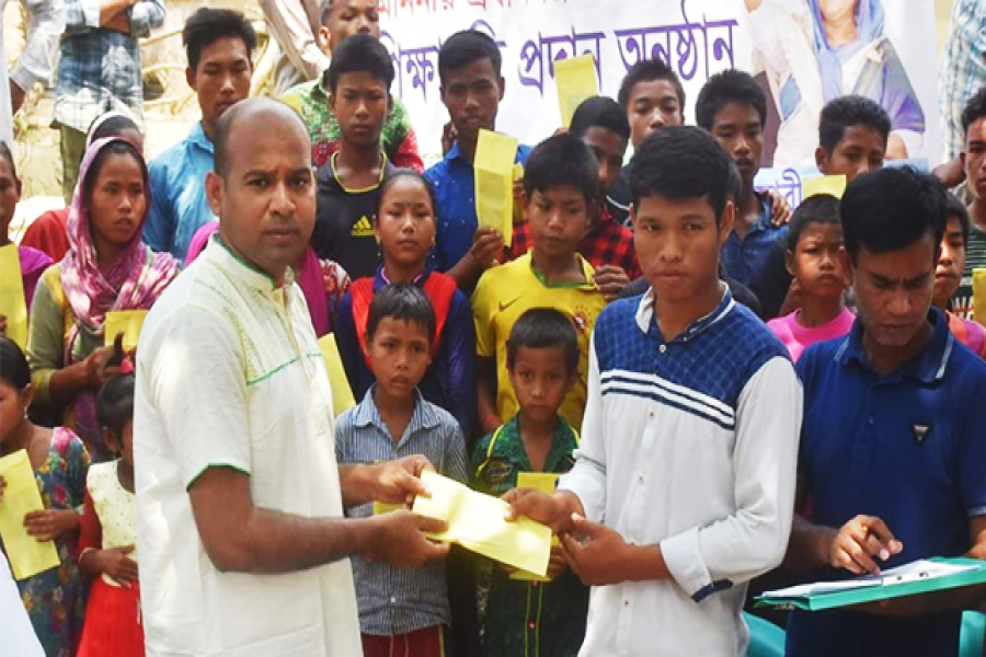 শিক্ষাবৃত্তির টাকা নিজ হাতে ঘরে ঘরে পৌঁছে দিলেন ইউএনও