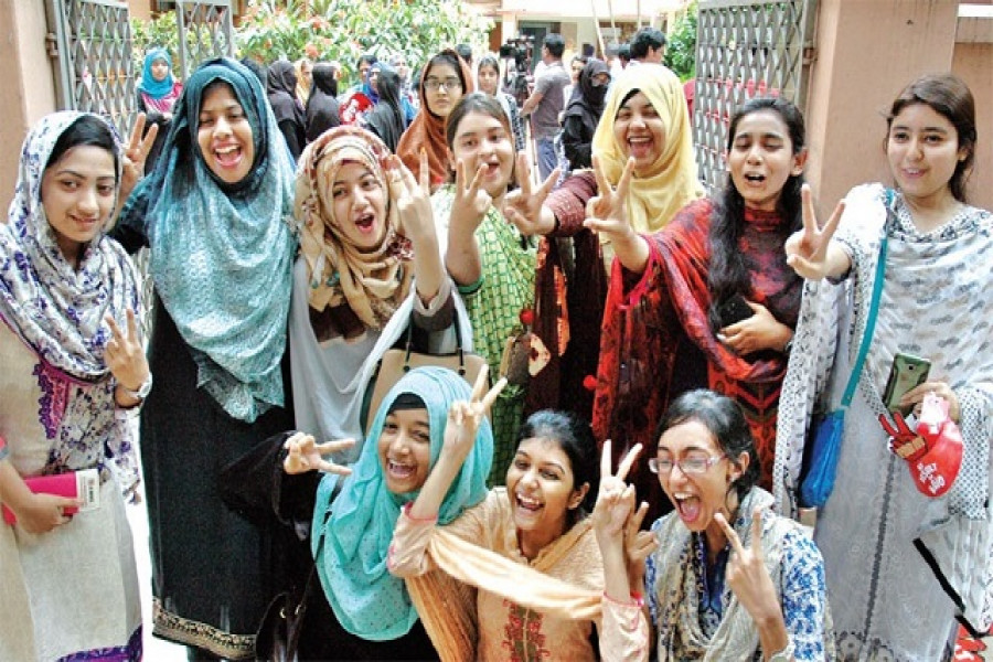 সন্তান দিয়ে নম্বর দেন পরীক্ষক, ৮৫ পেলে লিখে রাখেন ০৫!