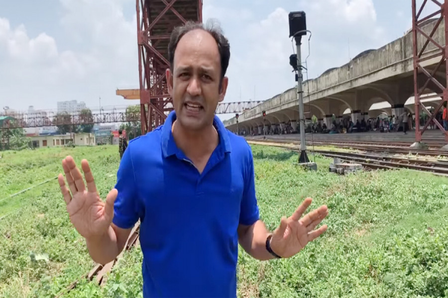 ব্যারিস্টার সুমনের ফেসবুক লাইভে কমলাপুর রেললাইনের ঘাস পরিষ্কার