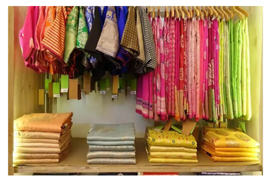 ১০ টাকায় মিলছে শাড়ি