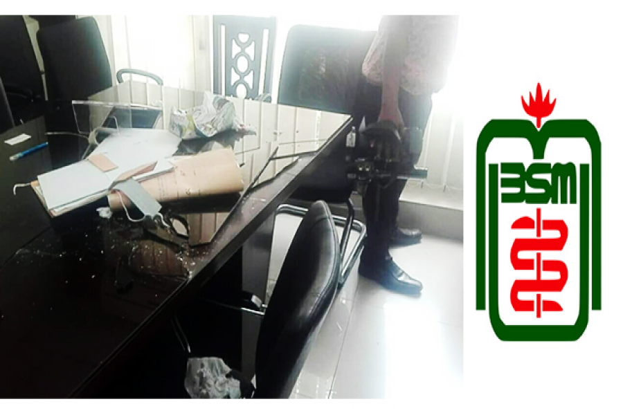 ভাঙচুর ভিসির অফিস কক্ষ