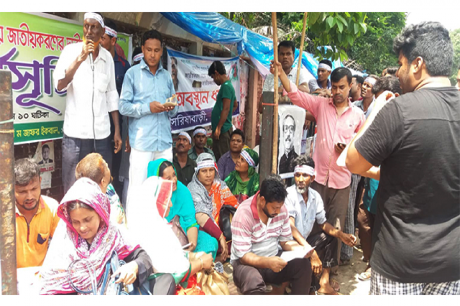 জাতীয়করণের দাবিতে ৬ দিন ধরে রাজপথে শিক্ষকরা