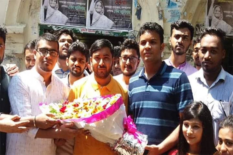 ঢাবি ছাত্রলীগ সভাপতি ও সিনেট মেম্বার সনজিতকে  ফুলেল শুভেচ্ছা ডাকসুর এজিএস সাদ্দামের