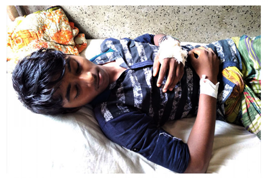 চেয়ারে বসার অপরাধে ছাত্রের কব্জি কেটে দিলেন মাদ্রাসাশিক্ষক