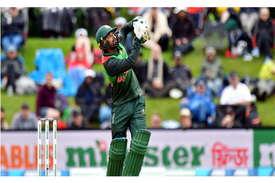 বিতর্কিত ক্যাচে সাজ ঘরে লিটন