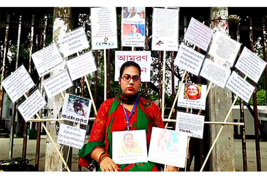 সরকারি চাকরির আক্ষেপ: অনশনে মাস্টার্সে প্রথম হওয়া কণা