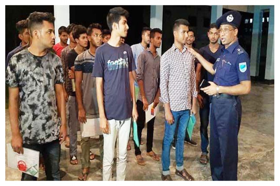 ১১০ টাকায় পুলিশের কনস্টেবল পদে চাকরি পেলেন ৫৪ জন