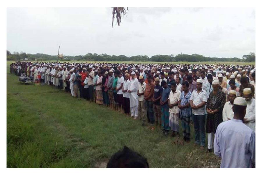 স্ত্রীর সামনে কুপিয়ে হত্যা করা রিফাতের জানাজায় মানুষের ঢল 