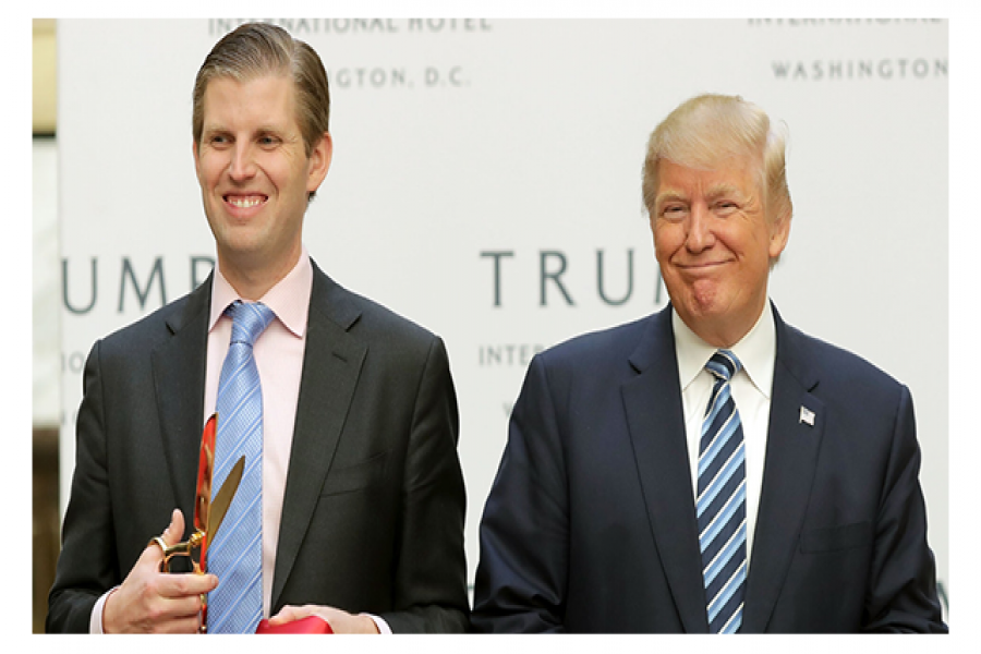 ট্রাম্পের ছেলের মুখে থুথু দিল নারী কর্মী