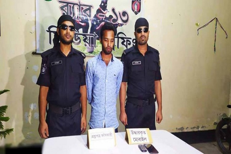 প্রাথমিকে নিয়োগ: পরীক্ষা শুরুর আগেই মেসেঞ্জারে উত্তর পাঠাচ্ছিলেন সেতু