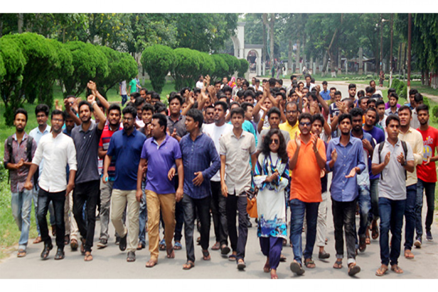 নিয়োগ বাণিজ্যের প্রতিবাদে ইবি ছাত্রলীগের বিক্ষোভ (ভিডিও)