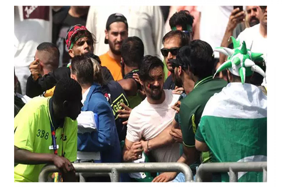 পাকিস্তানি সমর্থকদের পিটুনি দিল আফগান সমর্থকেরা!