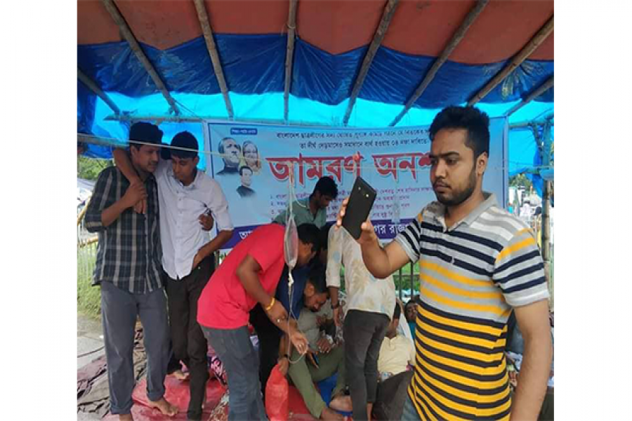 ছাত্রলীগের অনশনকারীদের ৭জন অসুস্থ, ২জন ঢামেকে ভর্তি
