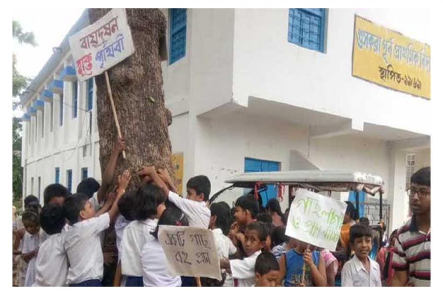 কাটার সিদ্ধান্ত: গাছকে জড়িয়ে কাঁদছে ক্ষুদে শিক্ষার্থীরা