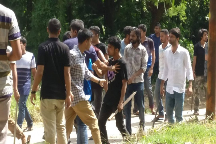 জাহাঙ্গীরনগর বিশ্ববিদ্যালয়ে গোলাগুলি, সংঘর্ষে শিক্ষার্থীরা (ভিডিও)