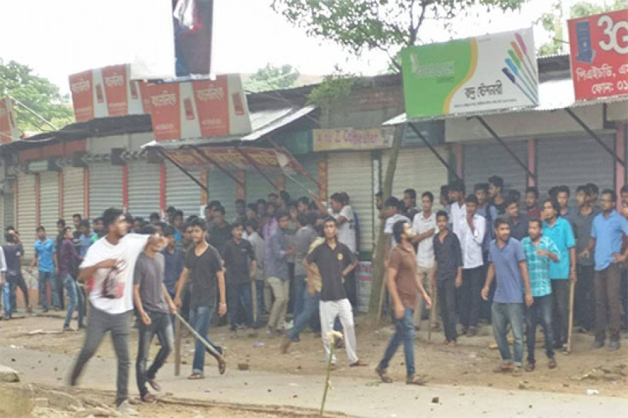 মিষ্টি খাওয়া নিয়ে ছাত্রলীগের দু’গ্রুপের সংঘর্ষ, সাংবাদিকসহ আহত ৭০ (ভিডিও)