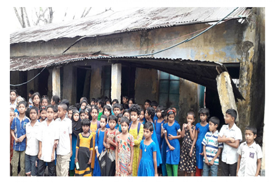 আতঙ্কে প্রাথমিক বিদ্যালয়ের ৬শ শিশু!