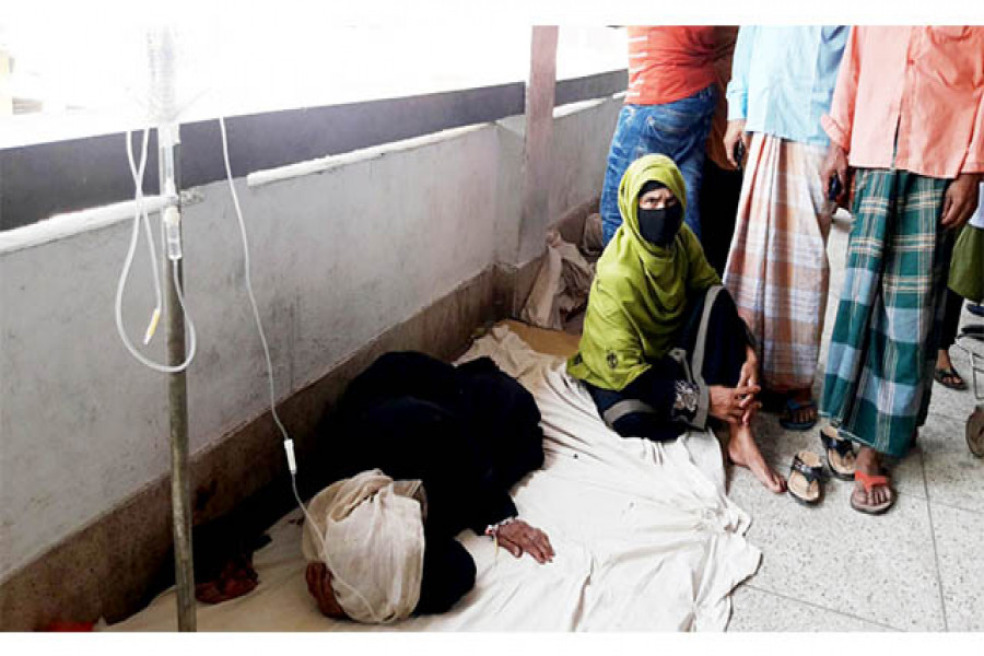 হাসপাতালে ভর্তি বৃদ্ধা মা
