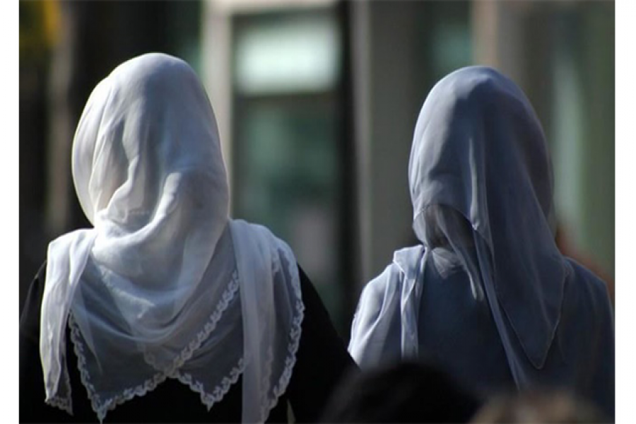 মুসলিম মেয়েদের স্কুলে প্রবেশ করতে হিজাব খুলে নেয়া হচ্ছে