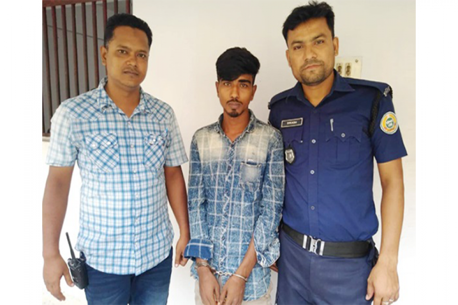 ৬ষ্ঠ শ্রেণীর ছাত্রীকে উত্যক্ত করা সেই যুবক আটক