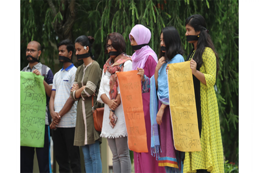 মুখে কালো কাপড় বেধে যৌন হয়রানির প্রতিবাদে রাবি শিক্ষার্থীরা