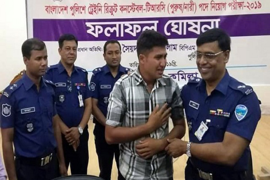 বিনে পয়সায় চাকরি পেয়ে কাঁদলেন ওরা
