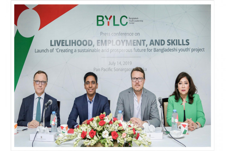 সাংবাদিক সম্মেলনে আয়োজক ও অতিথিরা